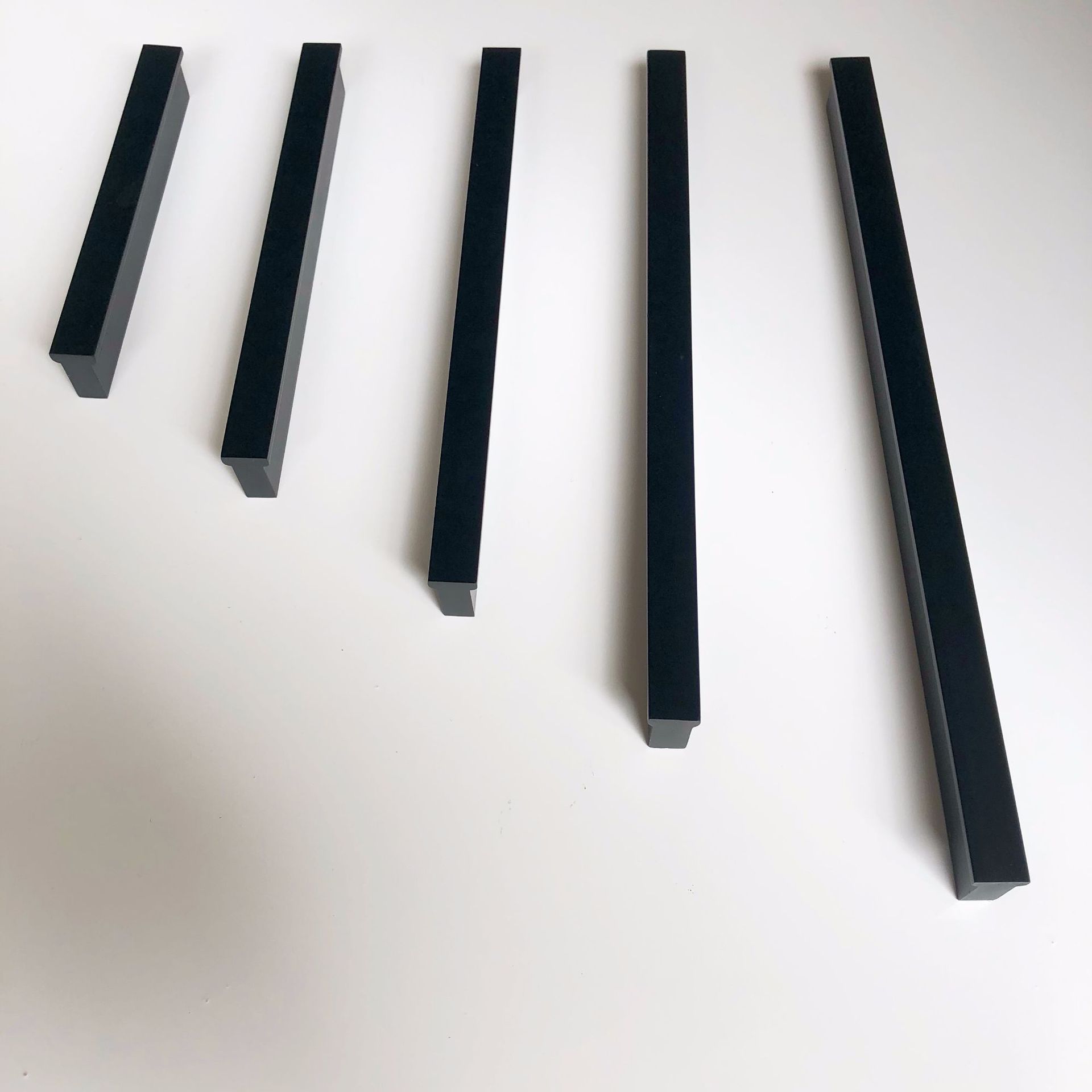 厂家直销黑色金色橱具衣柜柜门长拉手家具五金配件 t型把手一米长