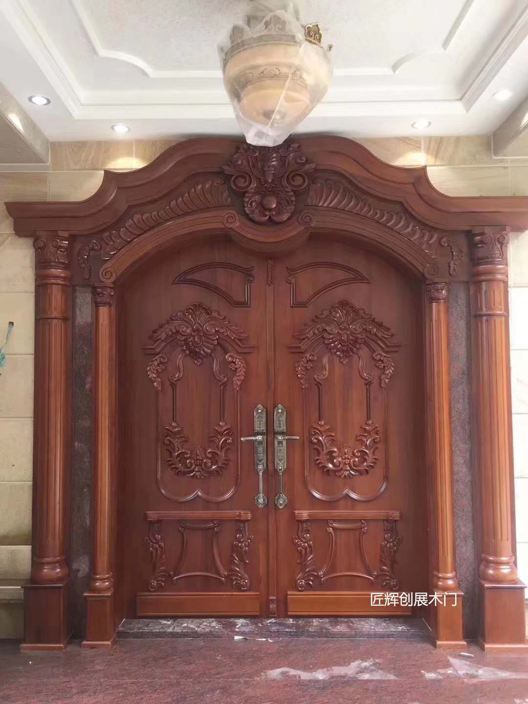 别墅庭院欧式雕花原木双开大门 缅甸柚木实木狮子头入户大门定制