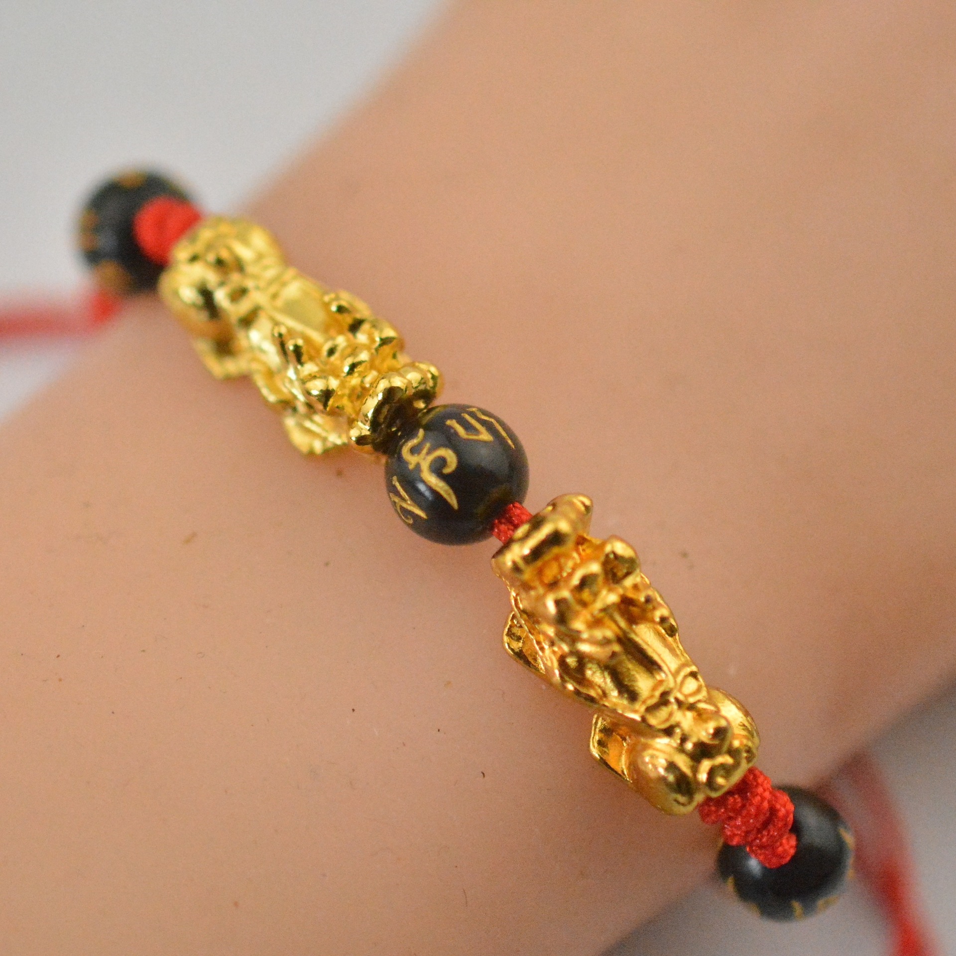 仿黄金招财红绳貔貅手链本命年新年手饰转运六字真言男女手串饰品