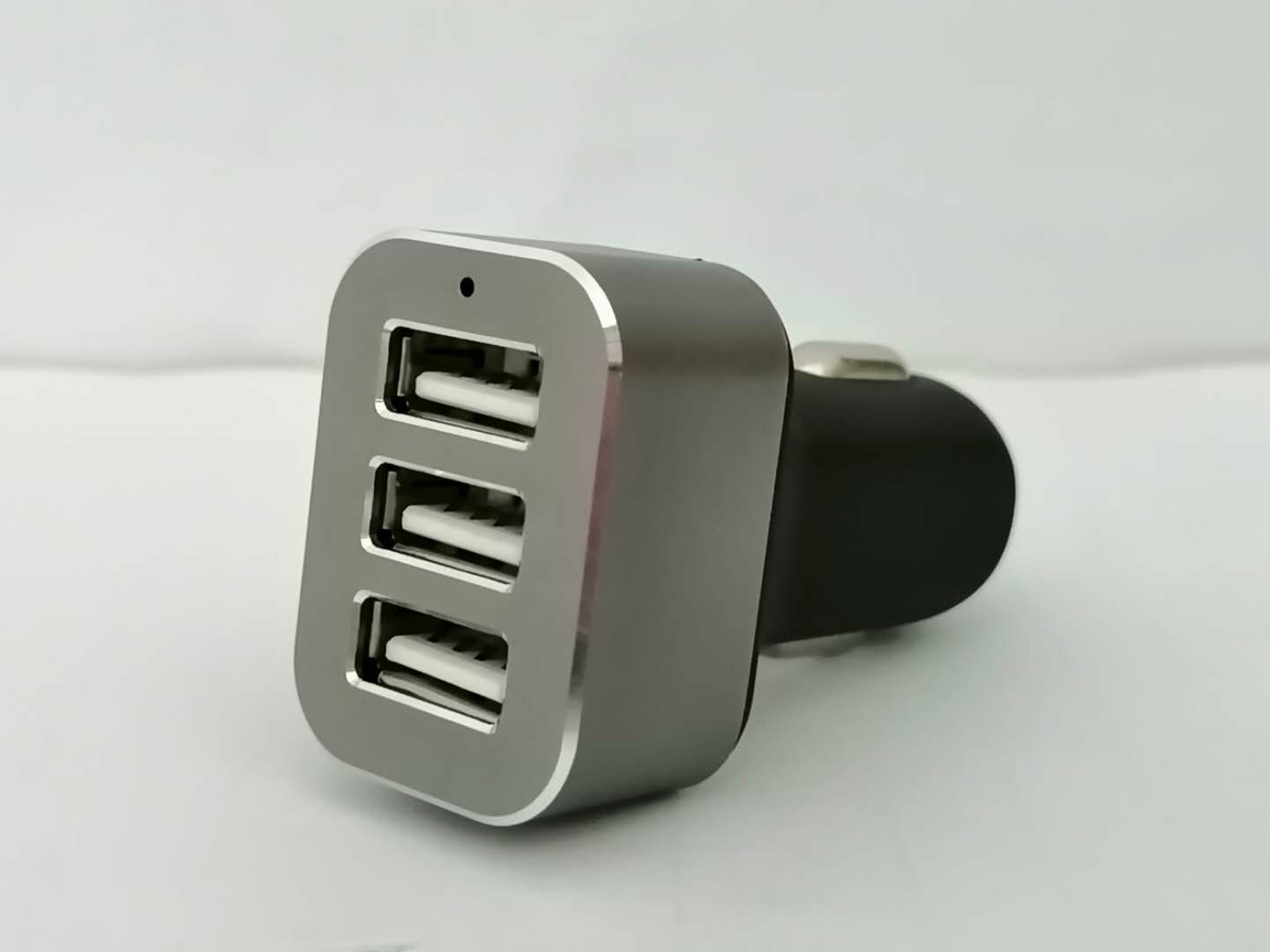 多口车载充电器