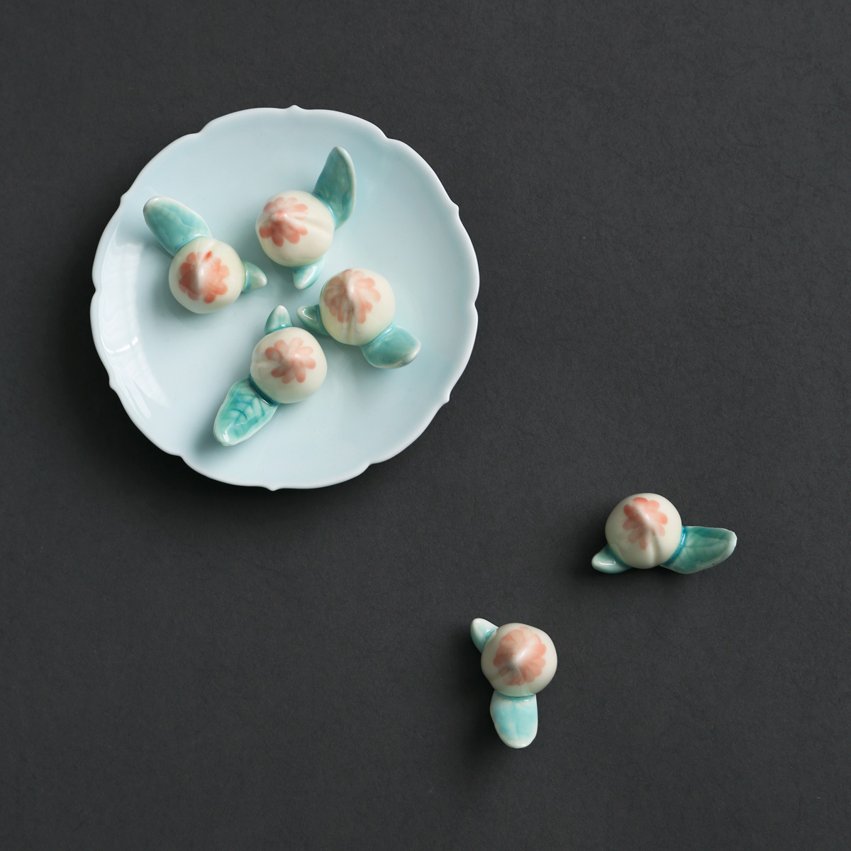 景德镇可爱小桃子筷架创意日式陶瓷筷托家用笔搁摆件茶则置