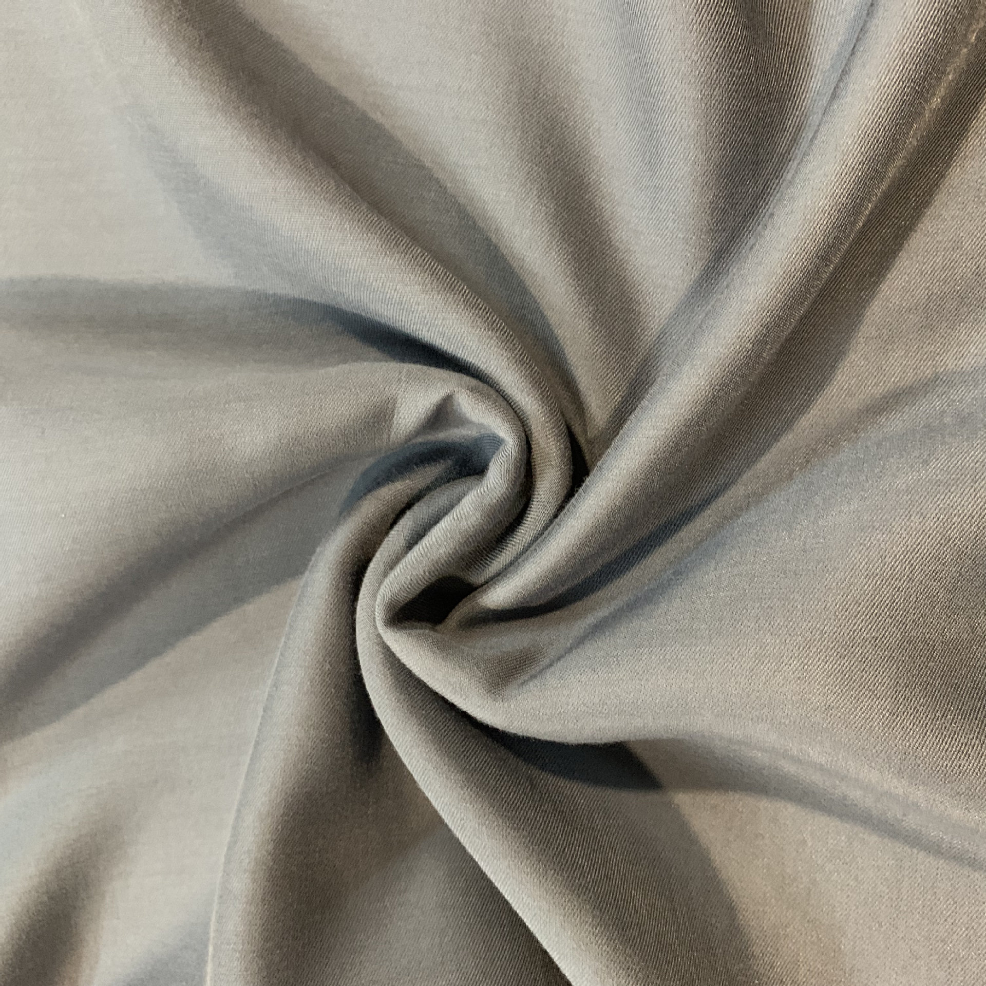 厂家直销 132g人棉涤纶骑兵斜面料 连衣裙吊带衫休闲时尚女装面料