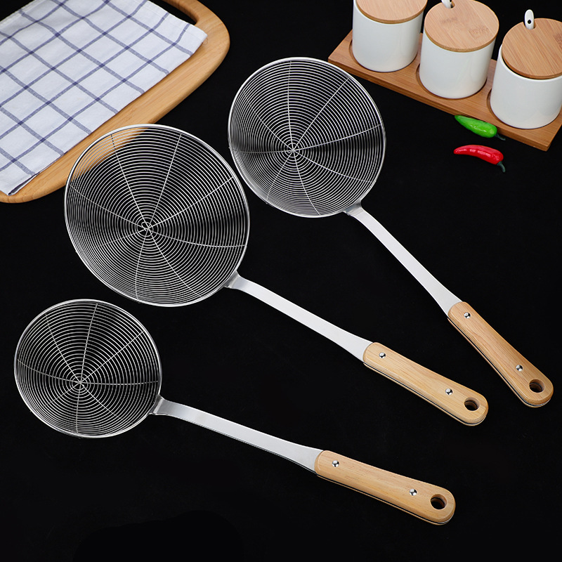 Jieyang Stainless Steel Kitchen Utensils Lengthened Original Wooden Handle Line Leakage Strainer Hot Pot Fry Basket Strainer Spot