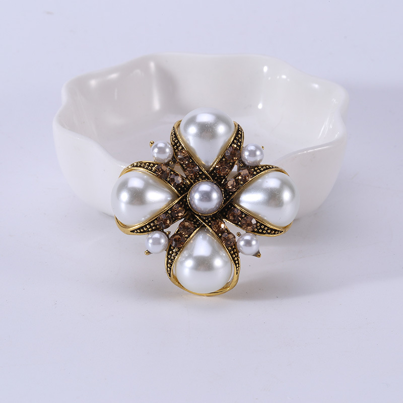 Factory Direct Sales Cross-Border Hot Selling White Pearl Personality Creative Brooch High-End Versatile Clothing Brooch Accessories Corsage