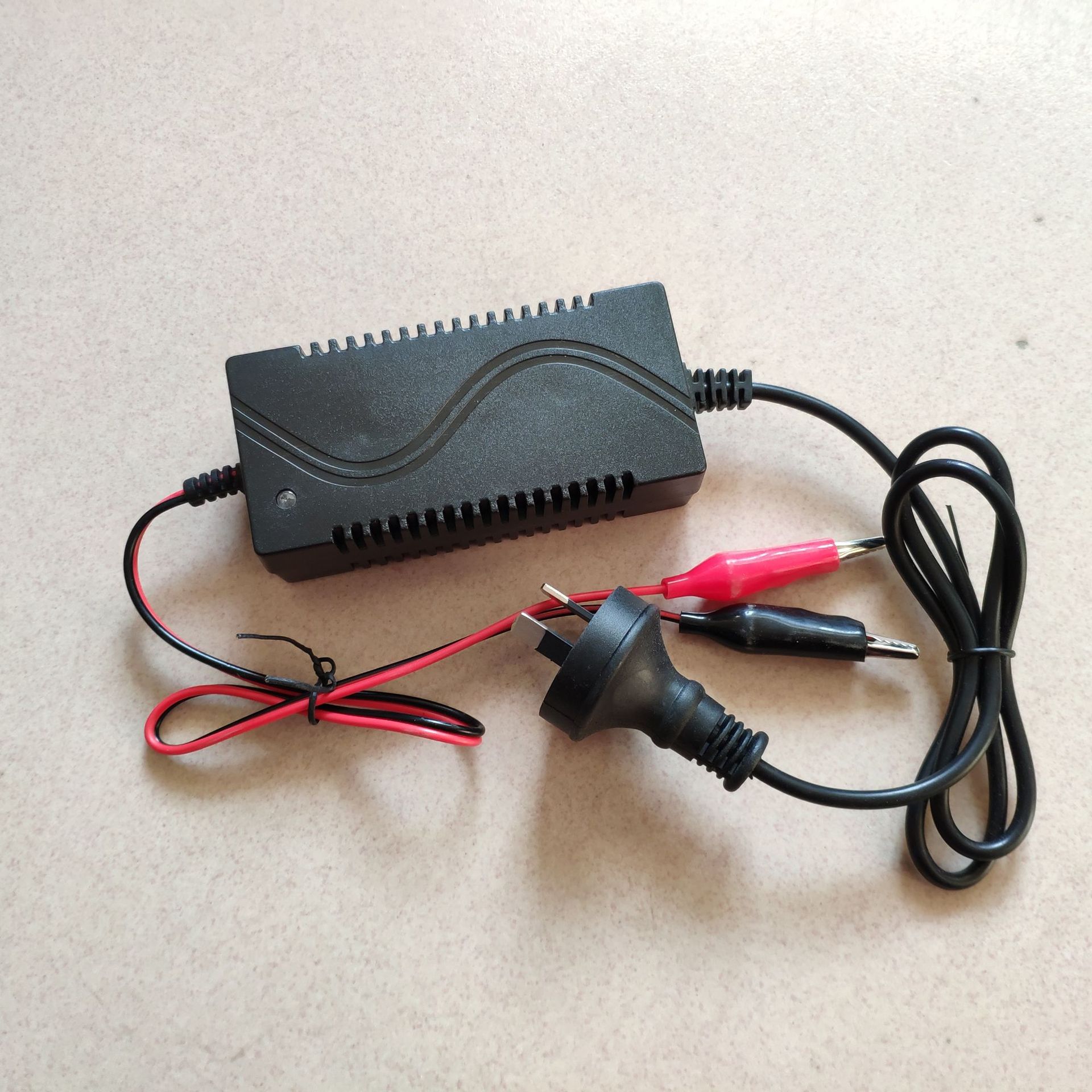 12v1a智能充电器摩托汽车电瓶蓄电池手摇充电桩充电器