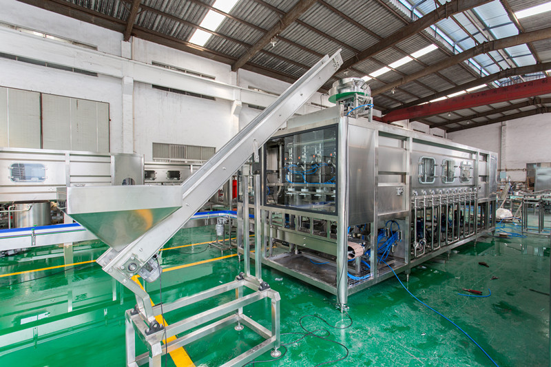 900桶桶装水生产线 高压冲洗移位灌装自动上盖