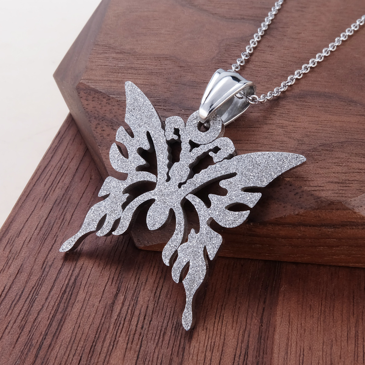 不锈钢银磨砂蝴蝶镂空项链项坠