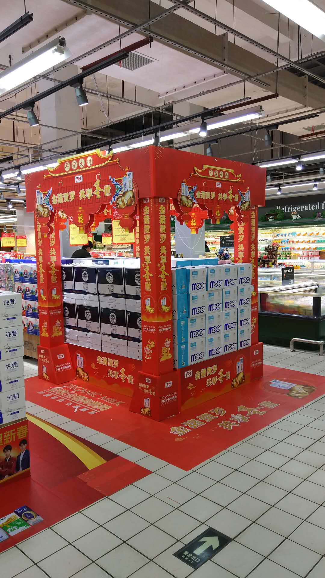 常州超市商场堆头广告装饰牛奶堆展厅新年节日广告物料装饰