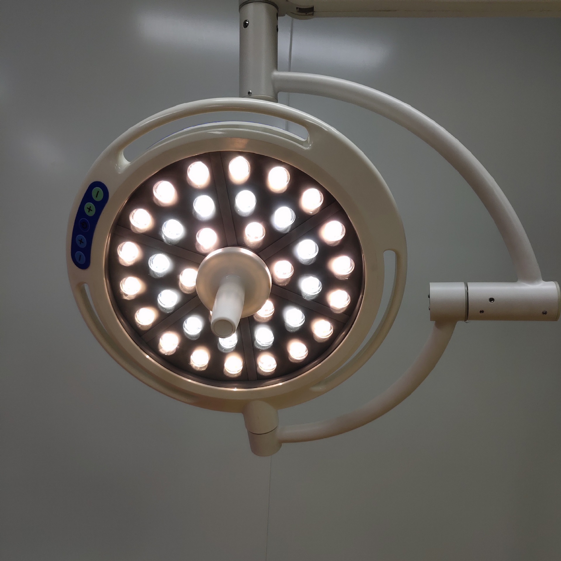 手术灯厂家直销医用手术室立式led移动手术无影灯