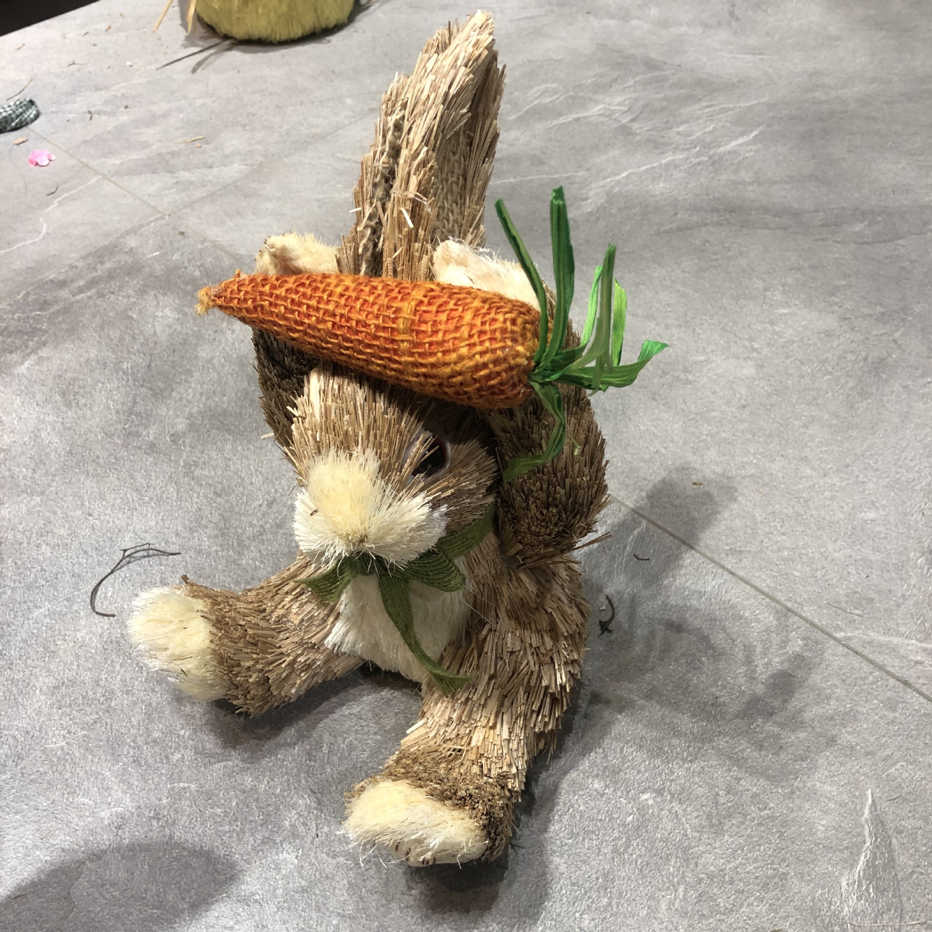 复活节稻草兔子摆摊迎宾兔摆件装饰儿童拍照道具幼儿园婚庆杂物社