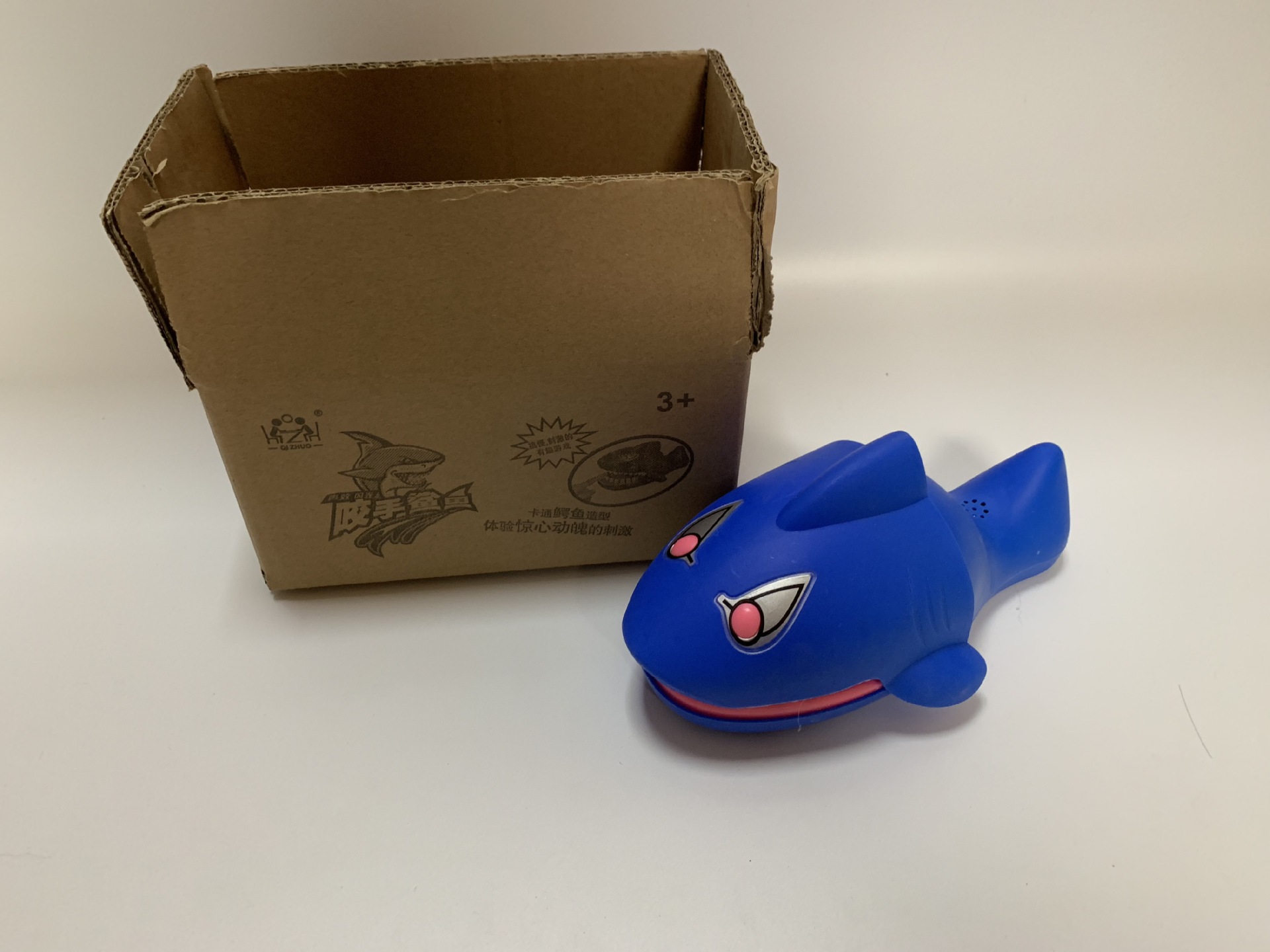 整蛊咬手鲨鱼 电动大号咬手指大鲨鱼发光发声 咬手指整人玩具0.34