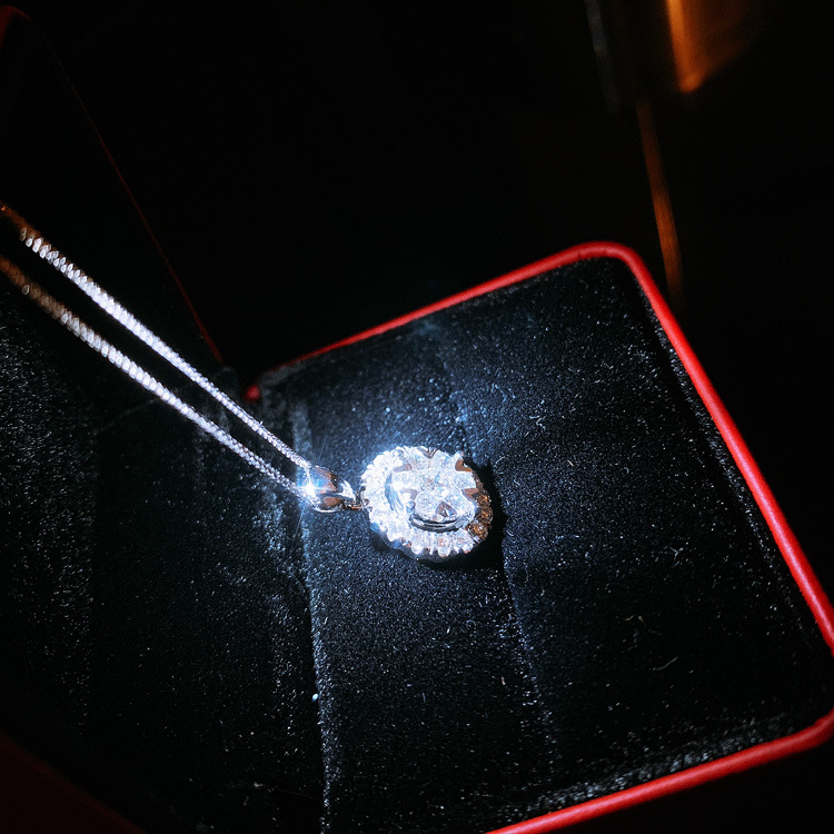 18k白金镶嵌钻石项链 豪华群镶天然钻石吊坠 圆形钻项链 带证书