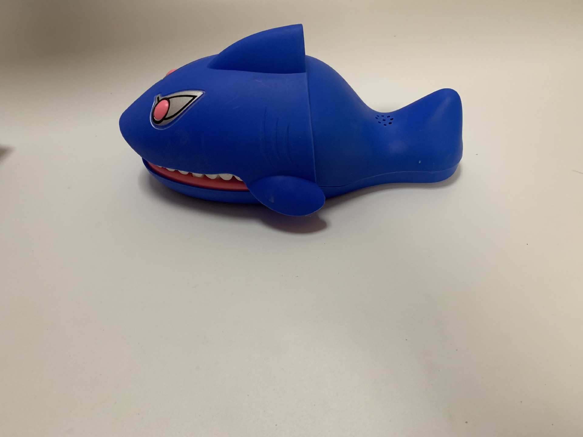 整蛊咬手鲨鱼 电动大号咬手指大鲨鱼发光发声 咬手指整人玩具0.34