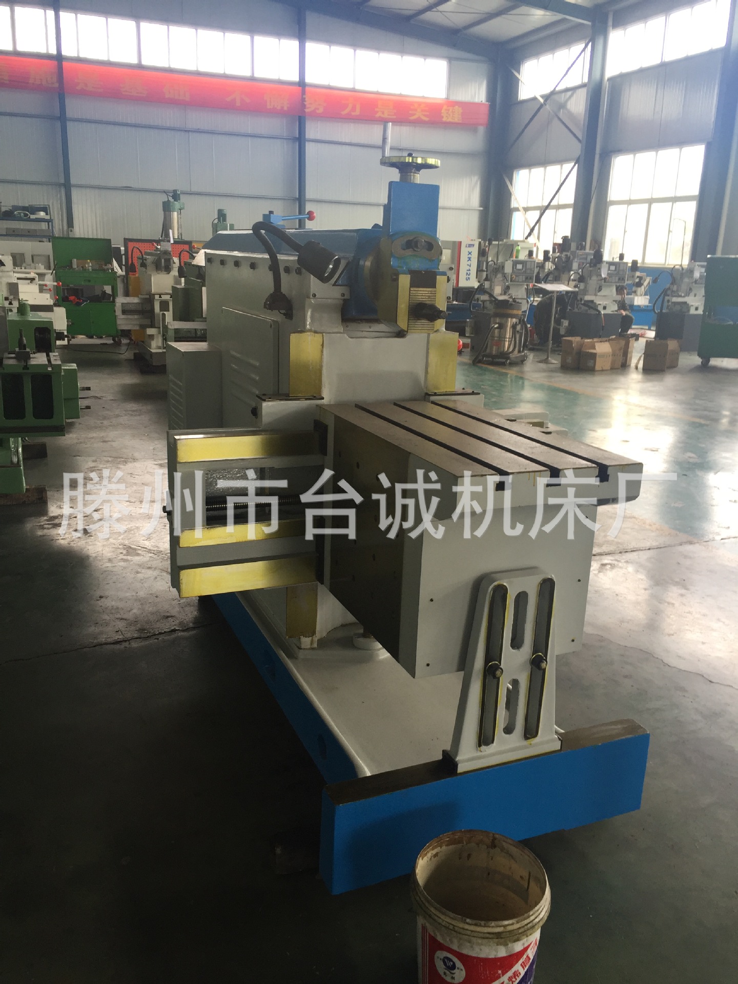 一,牛头刨床详细介绍: 滑枕带着刨刀作水平直线住复运动,刀架可在
