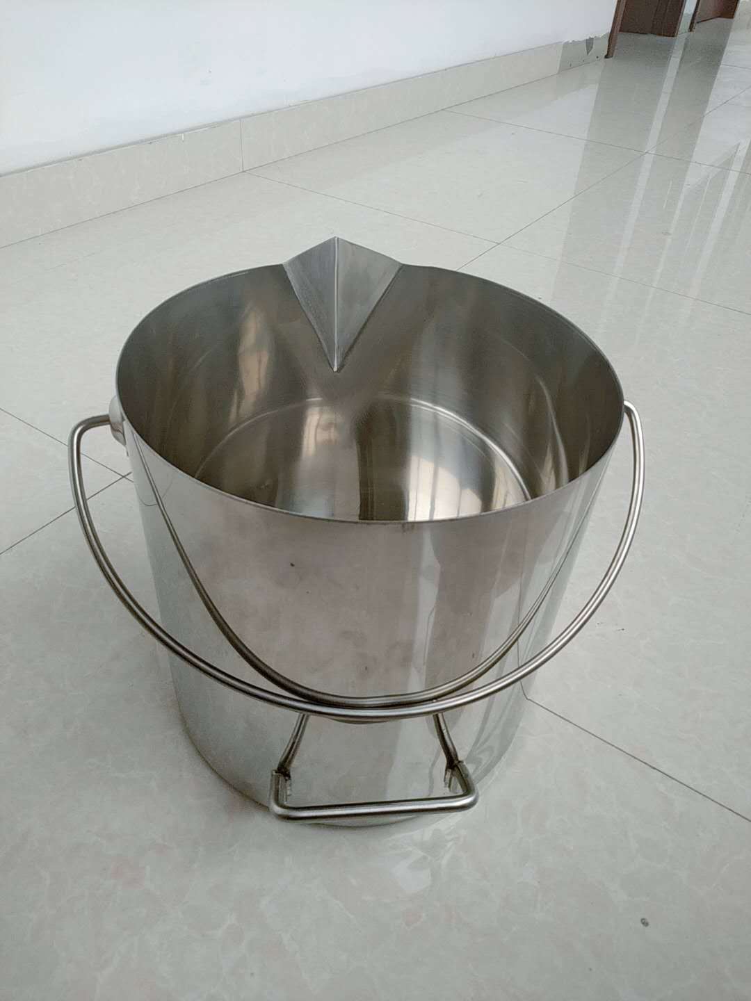 供应304不锈钢尖嘴桶 圆形鸭嘴白钢壶 不锈钢油桶水桶