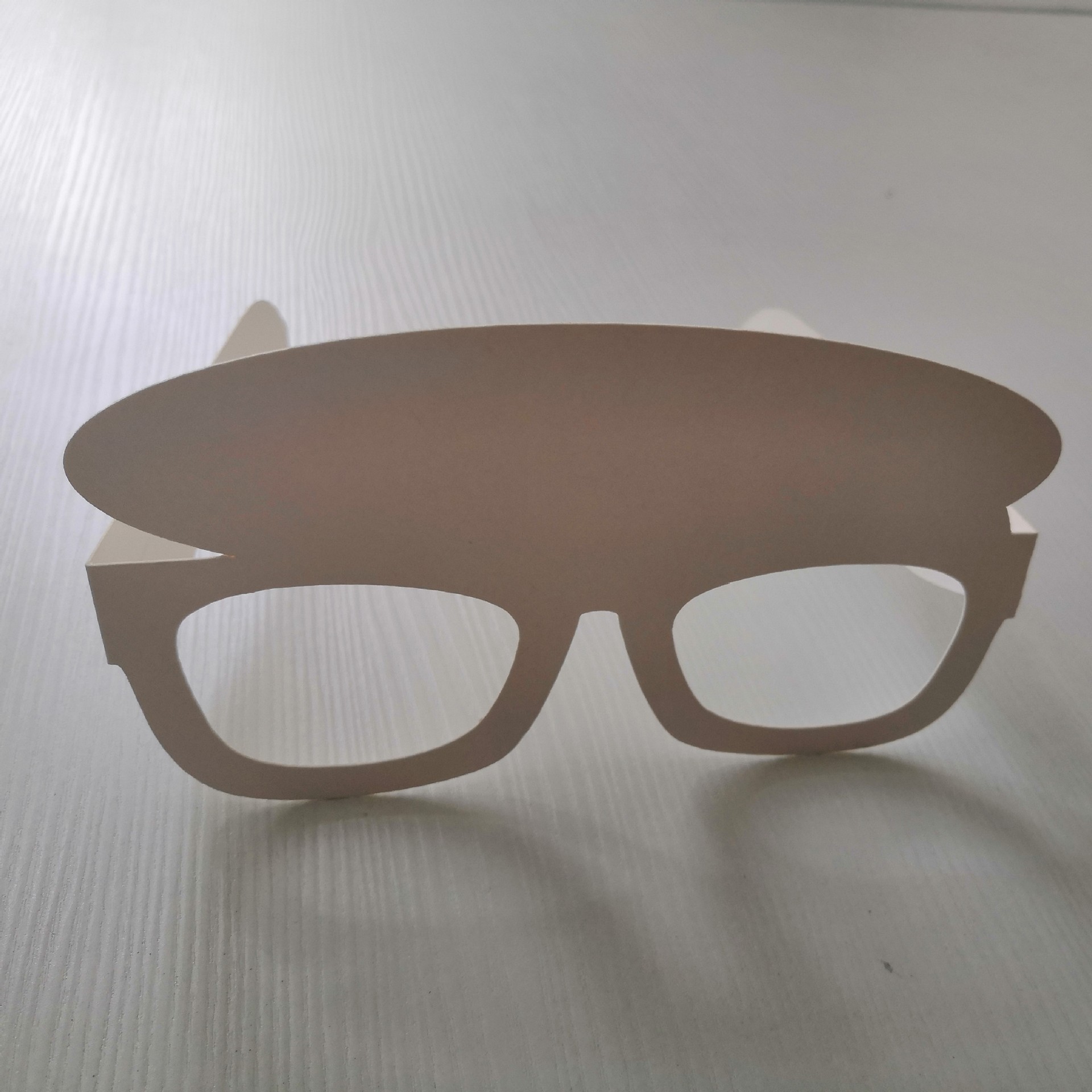 装扮道具纸眼镜,采用350克白卡纸,特种纸金葱卡纸,金银卡纸等,环保
