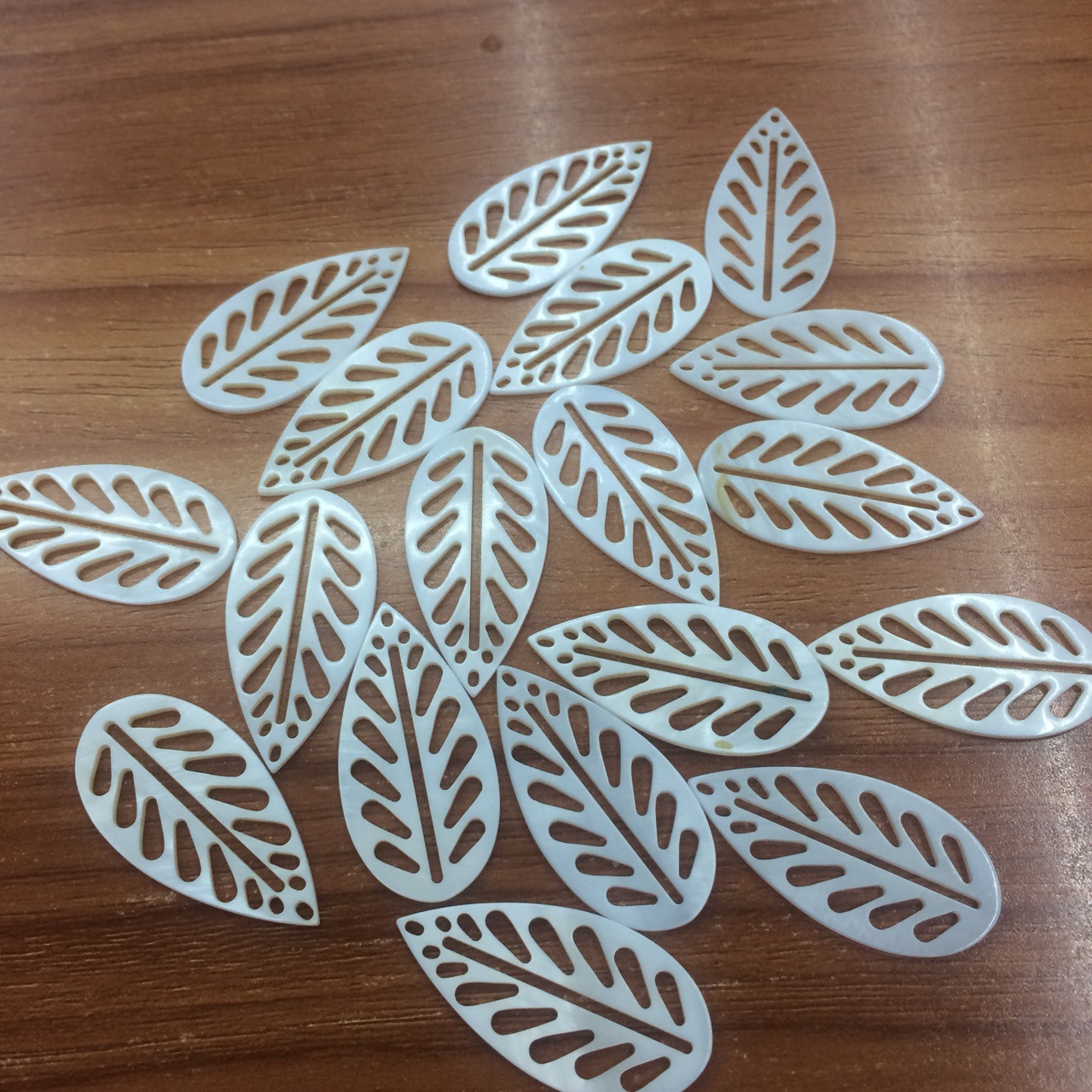 贝壳饰品配件镂空树叶白贝diy手工材料珠宝首饰耳环项链服饰辅料
