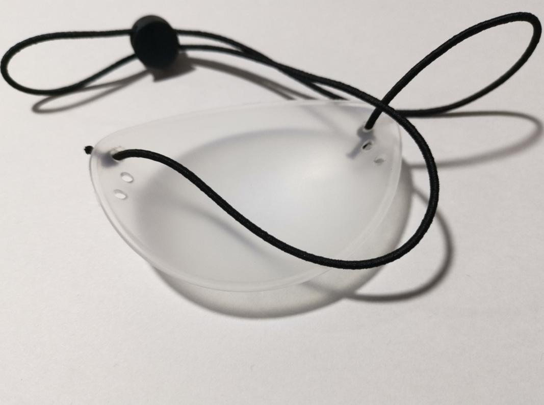 这种半透明的材质在遮挡的同时不会影响眼睛对光线的感知,在摘下眼罩