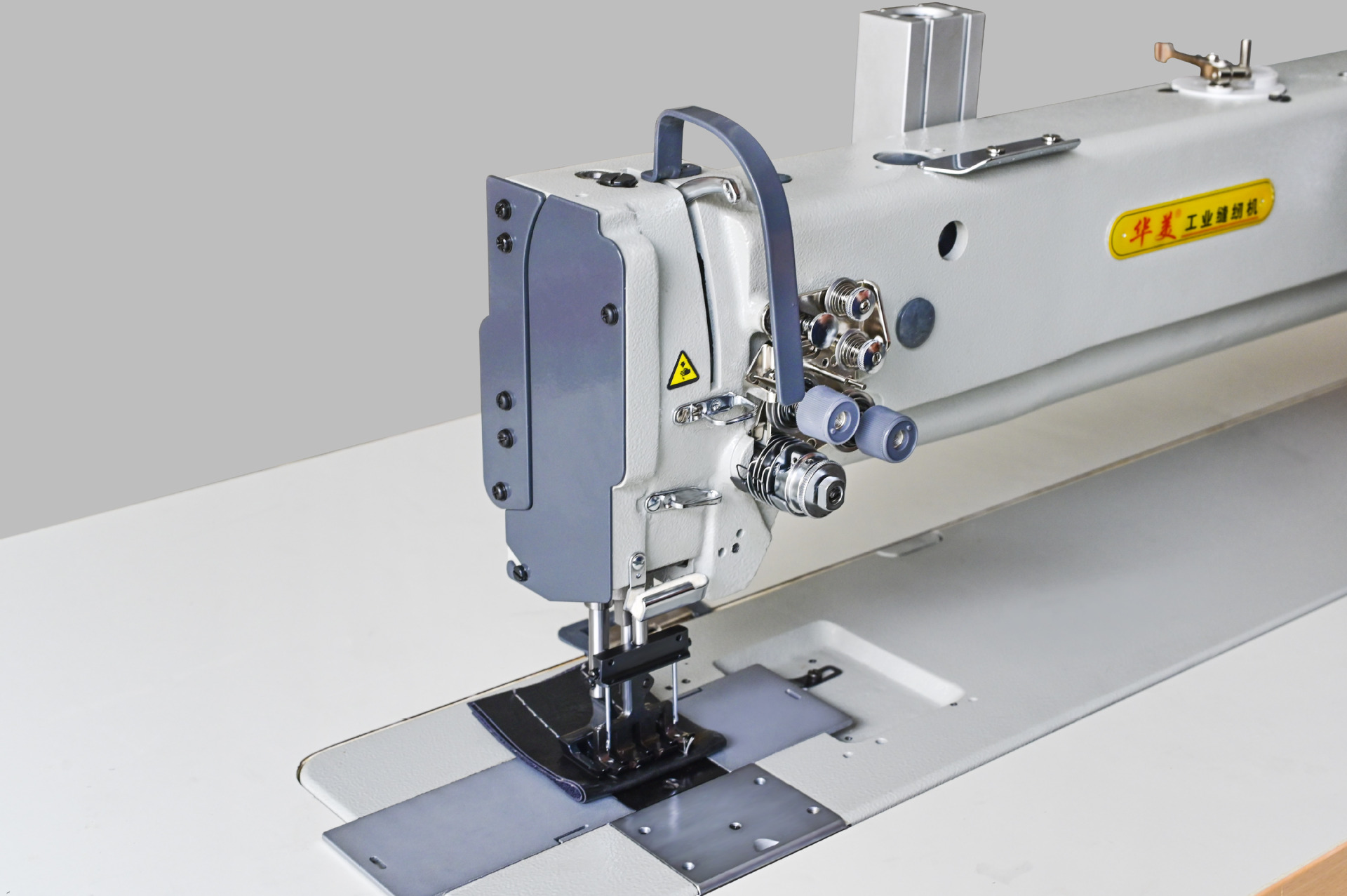 华美双针同步长臂厚料缝纫机汽车内饰拼缝电脑厚料缝纫机