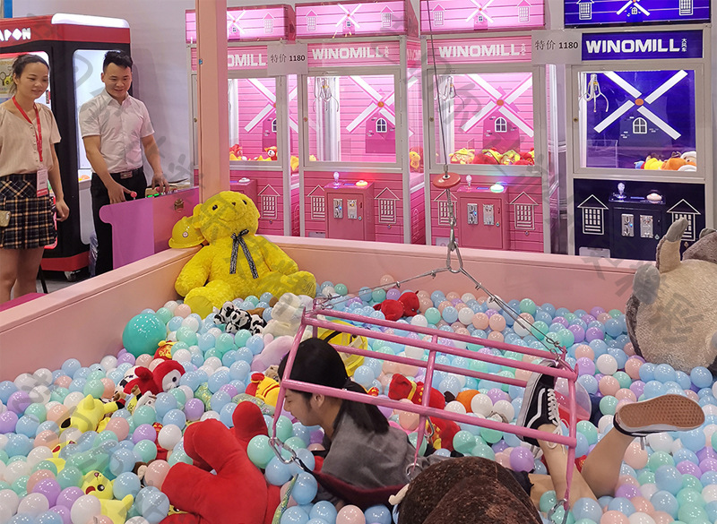 户外广场网红大型真人抓娃娃机设备儿童游乐项目租赁厂家批发出租