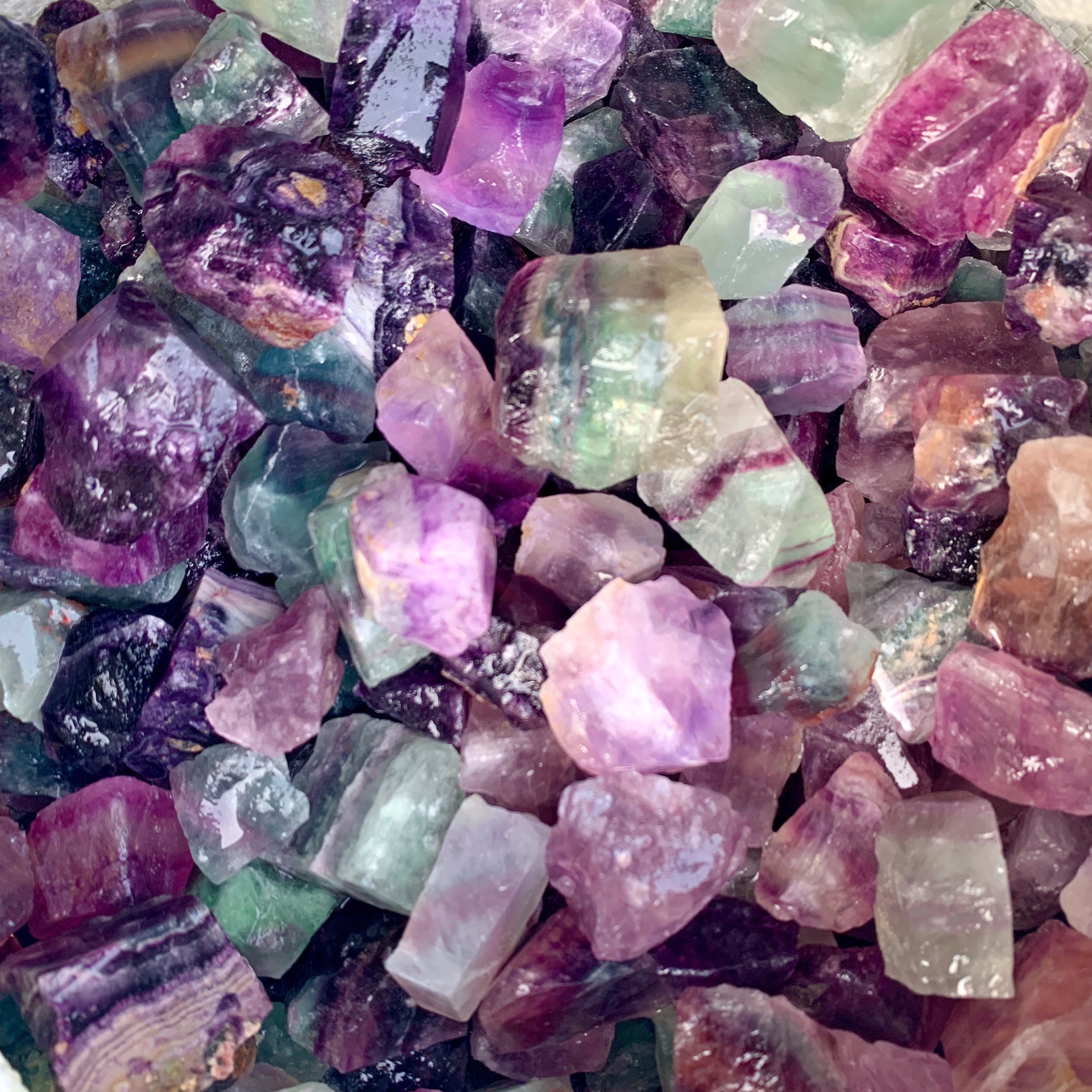 厂家批发水晶原石扩香石无火香薰石水晶粉白紫黄绿萤石水晶原石