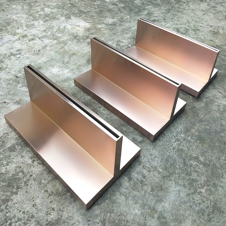 钛金拉丝广告牌底座弧形玻璃钛金展架砂光钛金底座展示架商场立牌