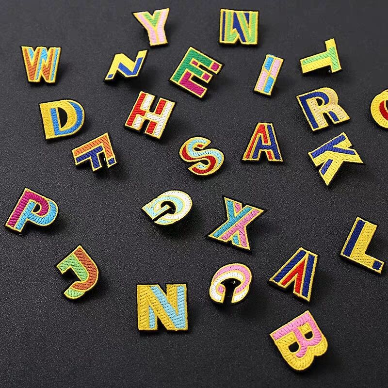 肖战同款刺绣胸针女日系可爱徽章英文字母胸章别针扣针配饰品