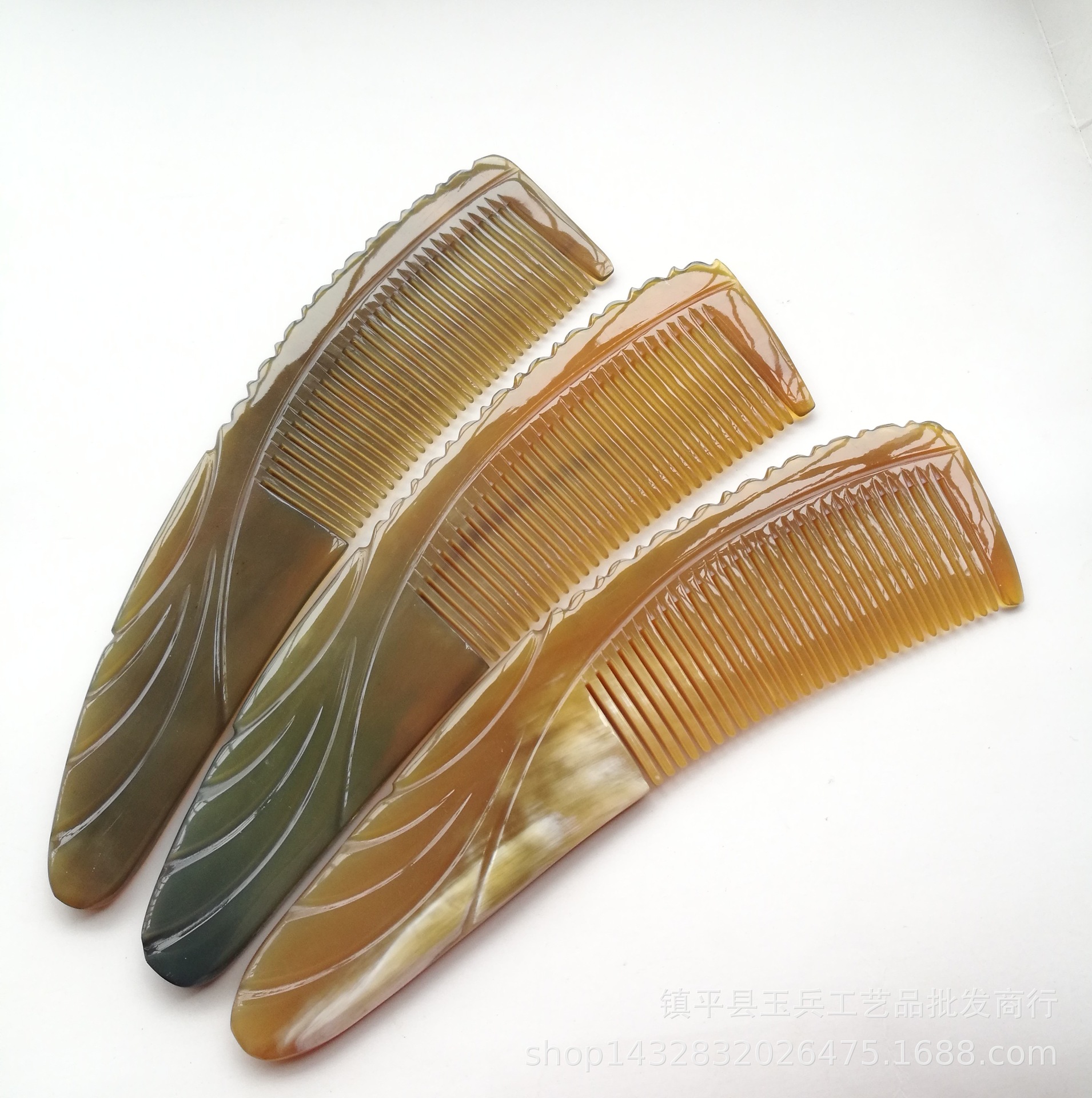 厂家批发牛角梳宽齿梳子黄牛角保健按摩美发梳礼品梳子