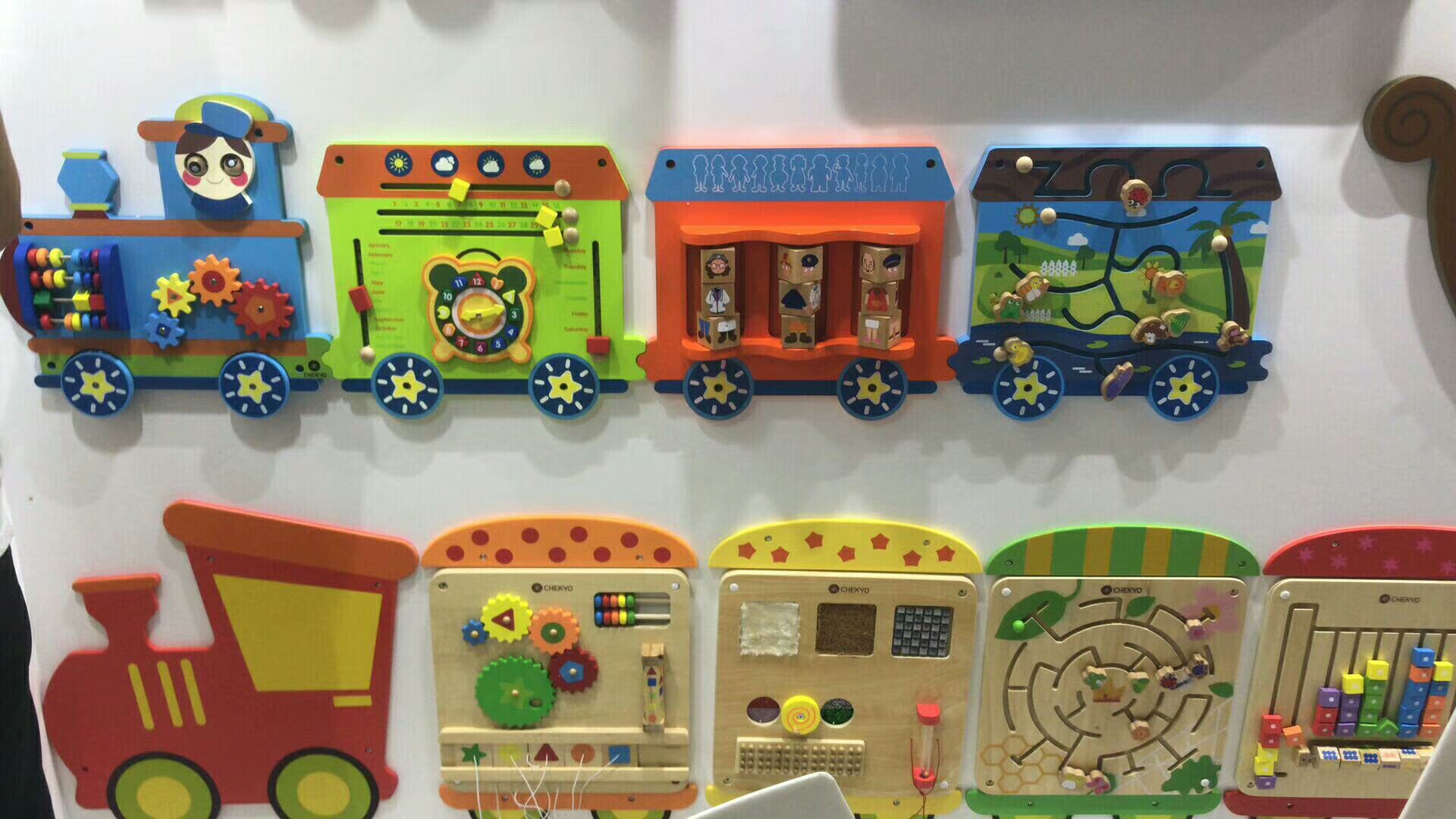 幼儿墙面玩具海盗船小蜜蜂糖果列车小火车墙面游戏墙上木制玩具板