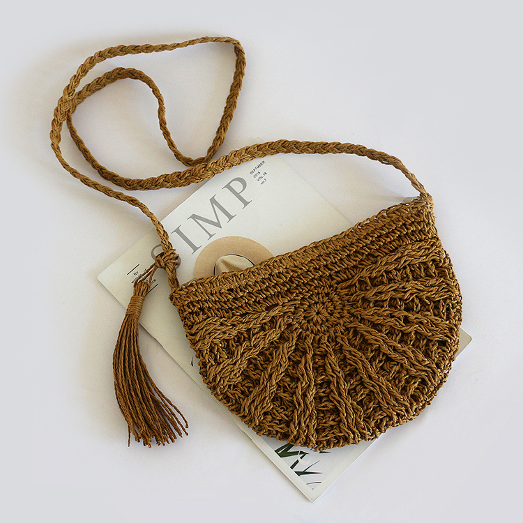 2021新款小清新女单肩斜跨草编包半圆形流苏小包手工编织包