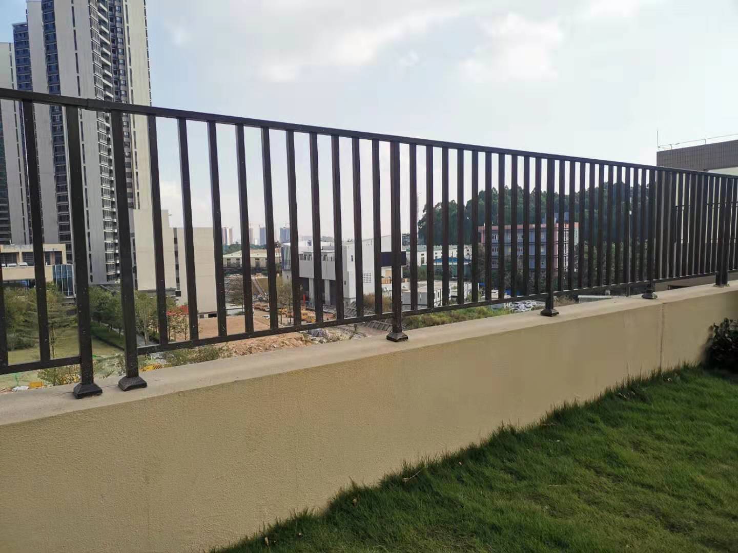 广州厂家批发室外热镀锌铁艺防护栏杆 定制外墙简单实惠铁防护栏