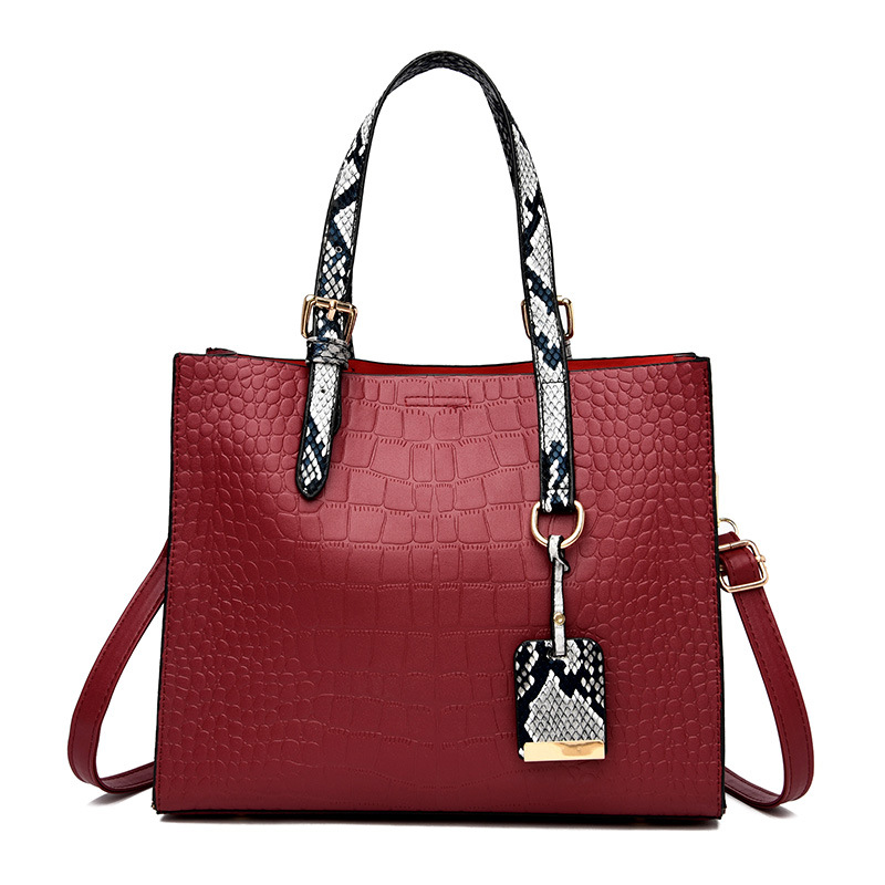 会有些不同,同款颜色断货时随机调配其他颜色或者同价位同款其他图案