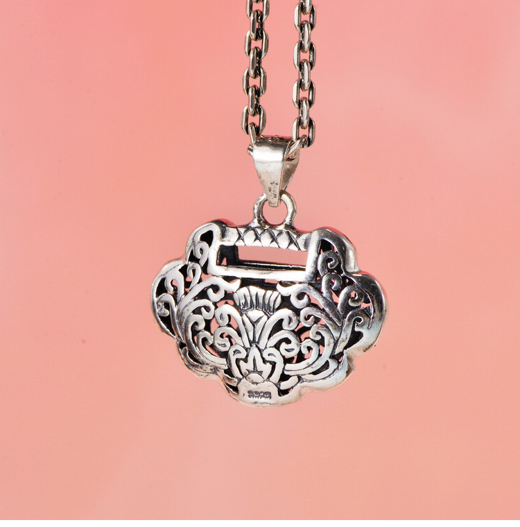 925纯银饰品镂空花纹小巧个性祥云长命锁女士吊坠热销时尚款