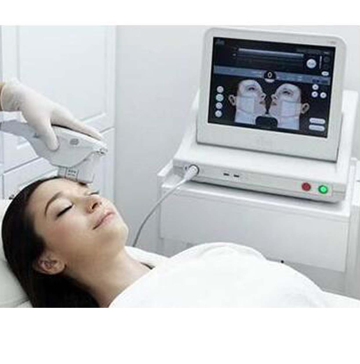 表面看来,操作超声刀似乎很简单:清洁脸部,敷上麻药,探头挪移