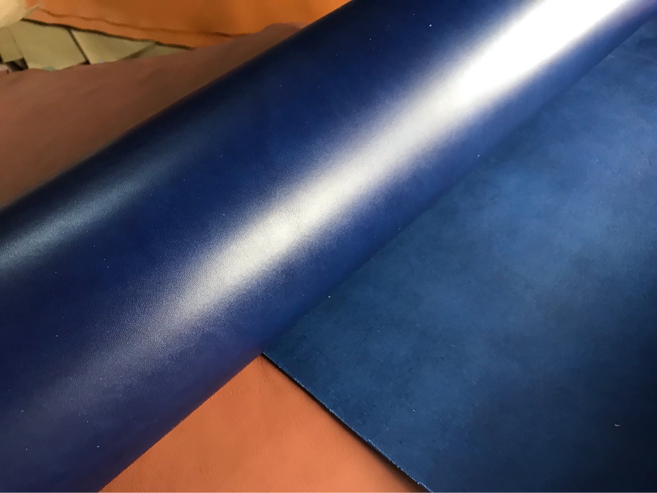 深蓝色油蜡牛皮 全植鞣牛皮 1.8mm封底 一张起批 高光枥木风格