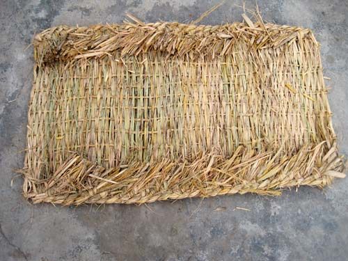 鱼台产地批发鱼台草袋子 防讯管道施工草包 冬季绿化防滑草垫子