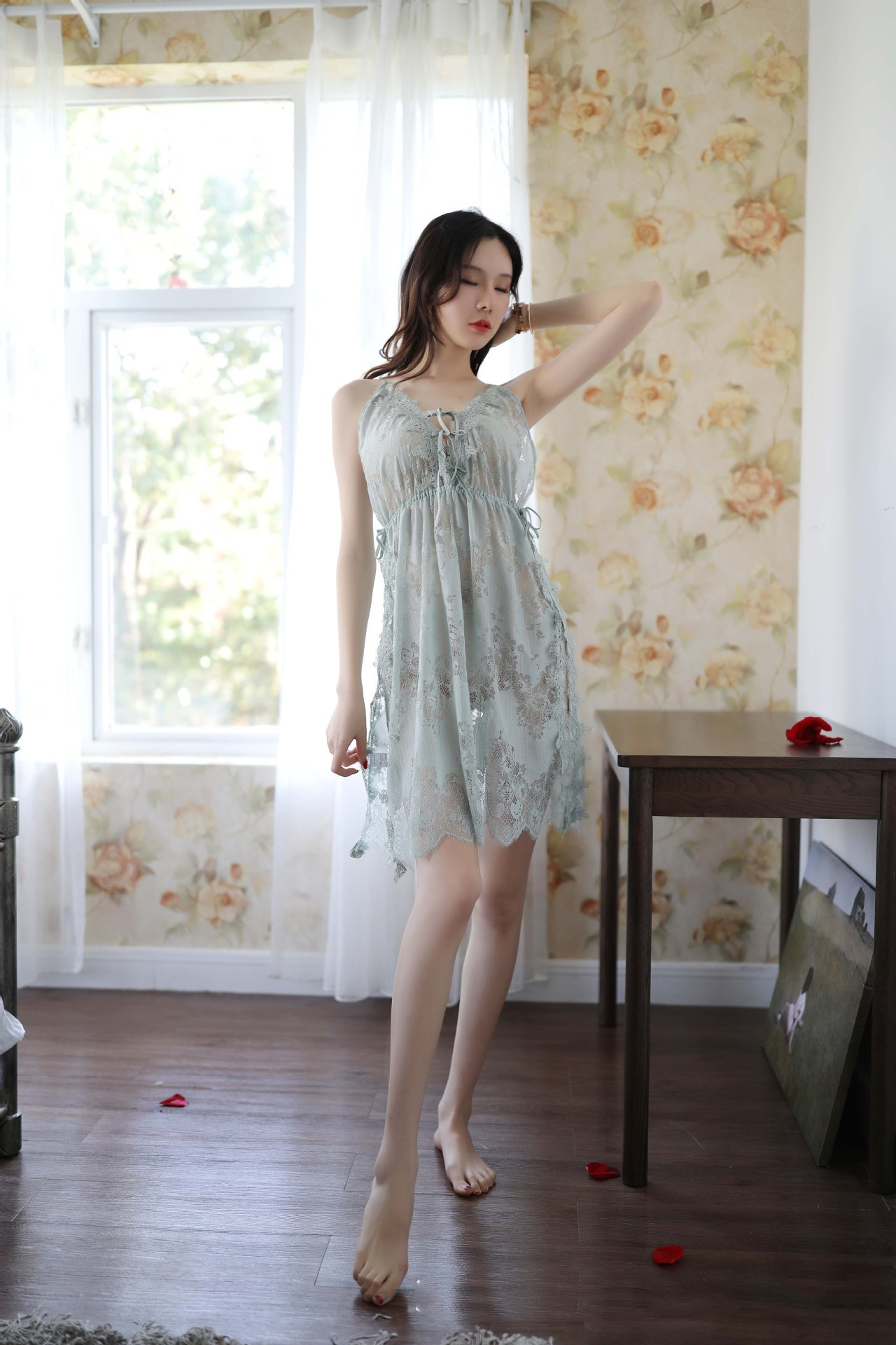 新款情趣内衣 性感镂空蕾丝侧开叉吊带情调睡裙厂家直销