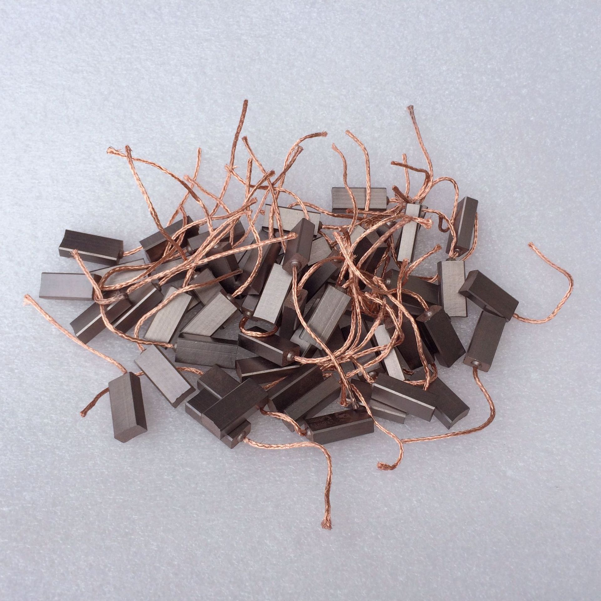 稳力 供应汽车发电机用电刷 碳刷(ft-305)