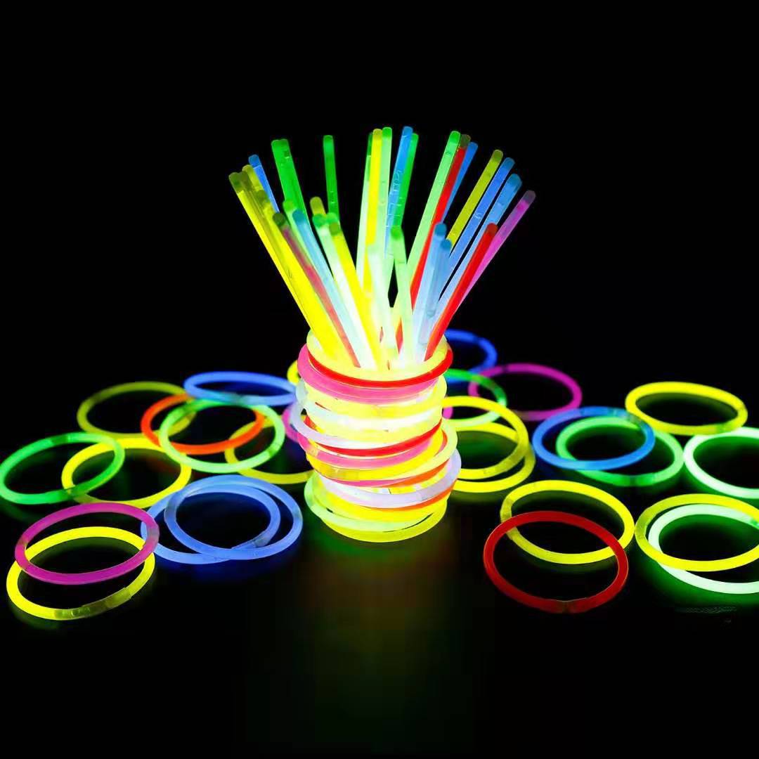 地摊玩具_荧光棒 一次性助威道具 地摊爆款玩具 演唱会七彩现货批发 -