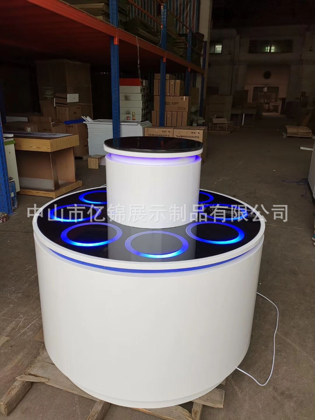 厂家生产销售各类圆台,圆形展示柜,演示台,各类专卖店展柜,亿锦展示