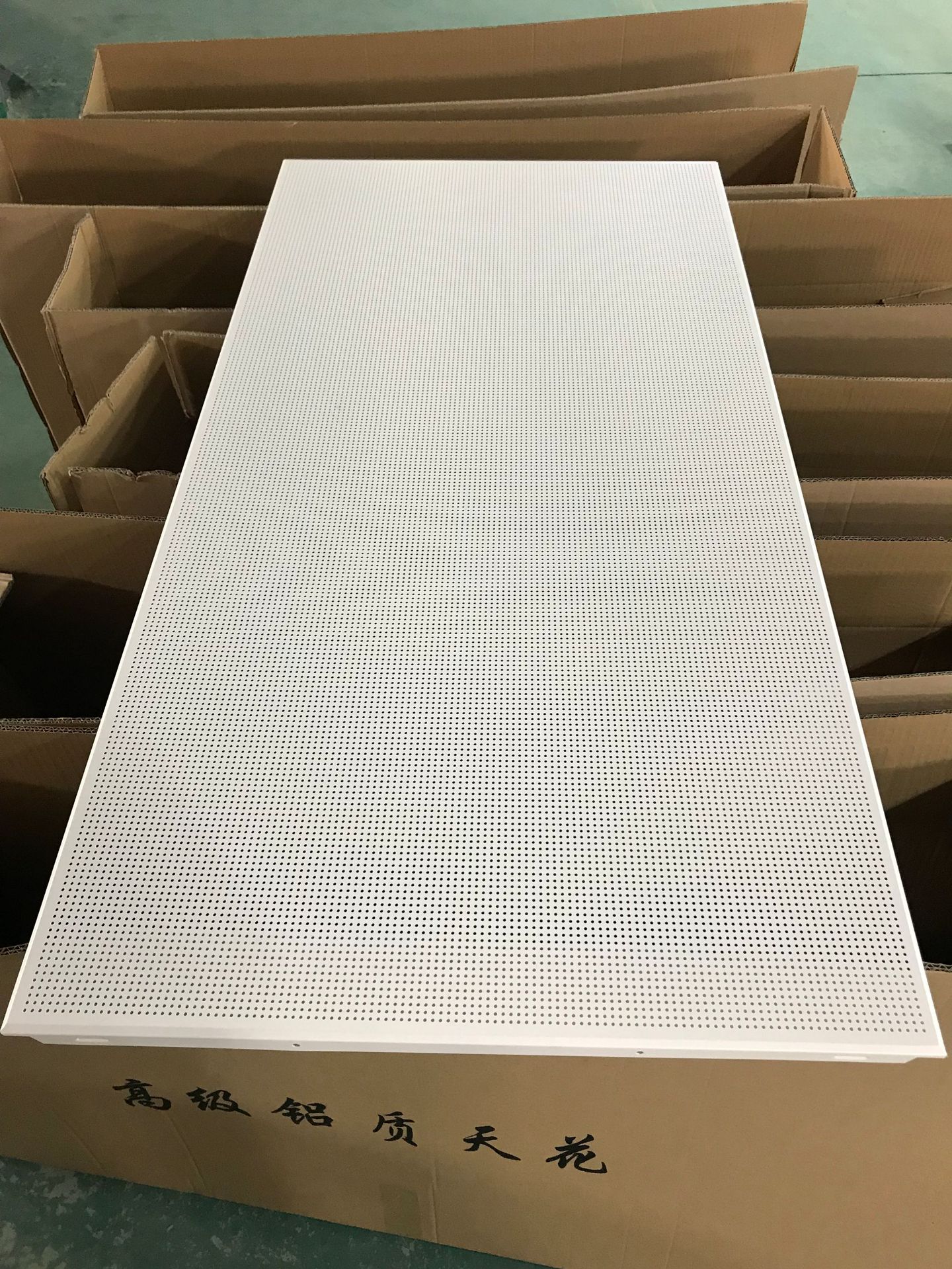 广州欧佰铝扣板 跌级铝扣板 配黑槽龙骨铝天花图片