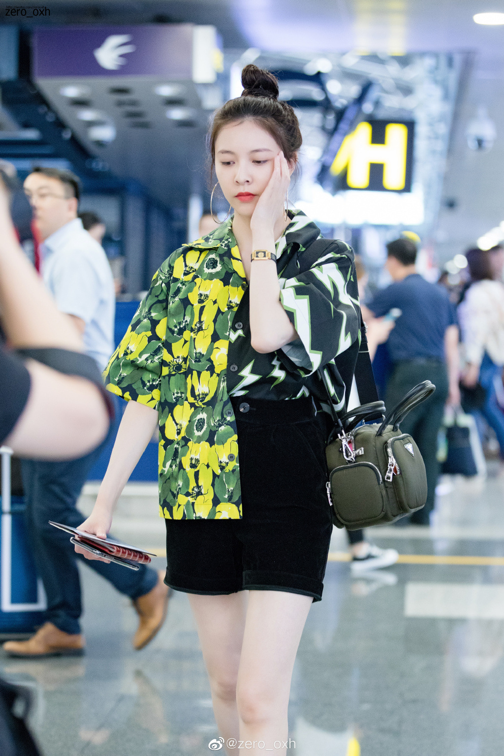 现货2019夏季新款宋妍霏明星同款机场甜美单排扣宽松迷彩印花衬衫