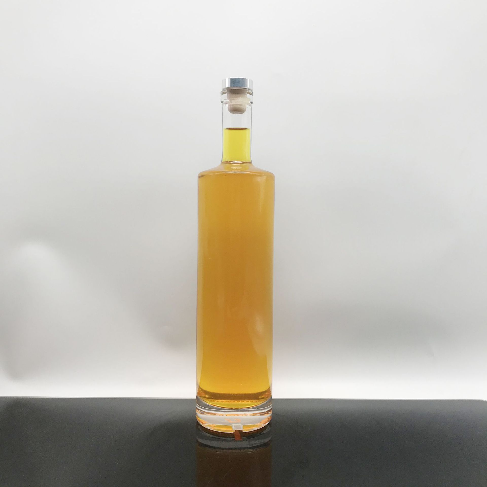 厂家直供晶白料透明玻璃酒瓶750毫升伏特加洋酒瓶厚底圆柱型酒瓶
