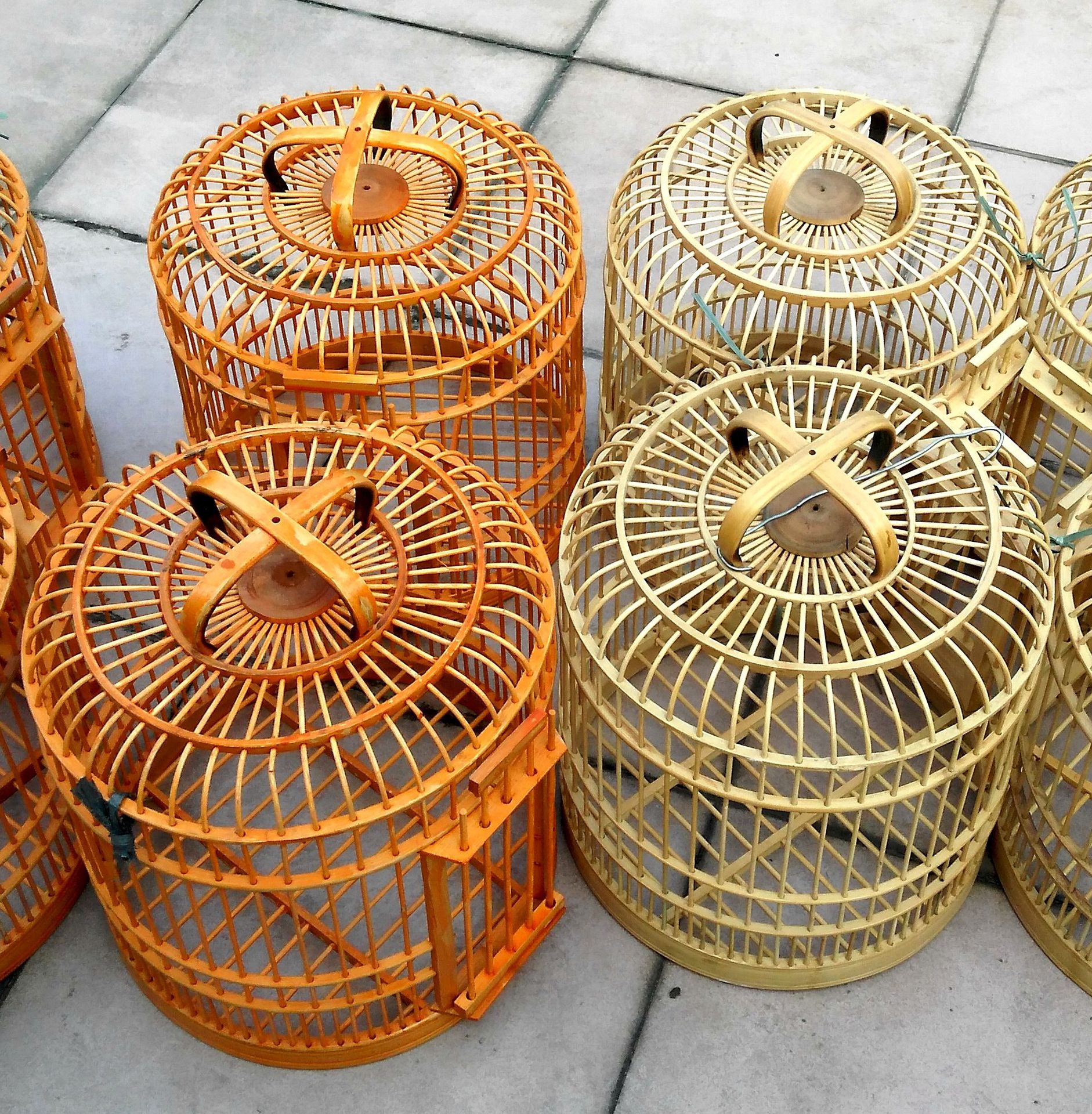 鸟笼厂家专业为全国养鸟者批发定做各种款式规格的竹制鸟笼