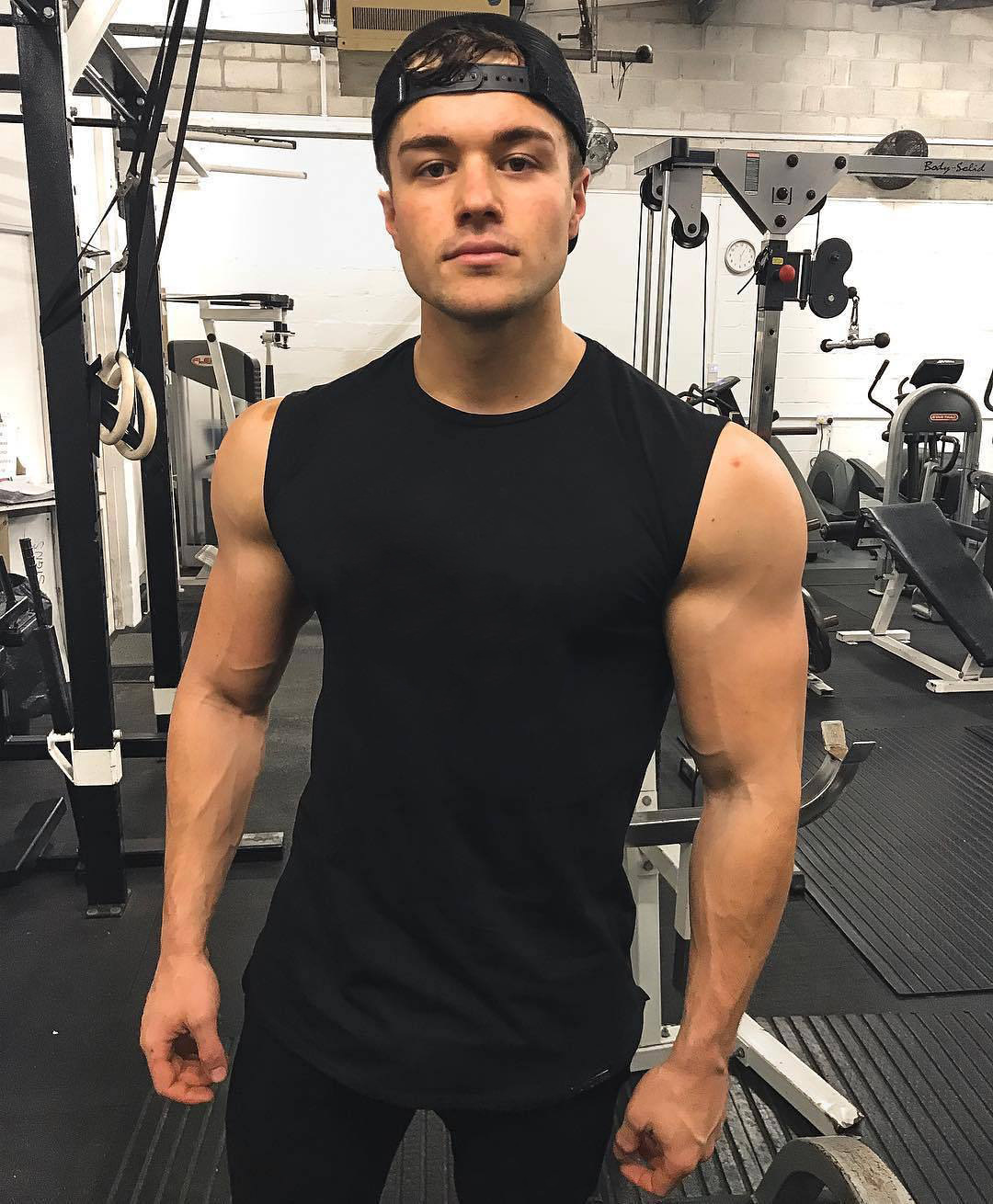 跨境欧美男士健身背心运动休闲弹力圆弧下摆圆领无袖背心一件代发