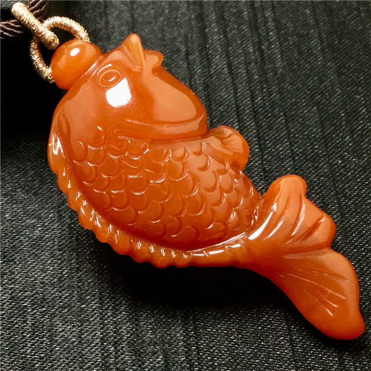 东海水晶 天然红兔毛俏色金鱼牌连年有鱼吊坠