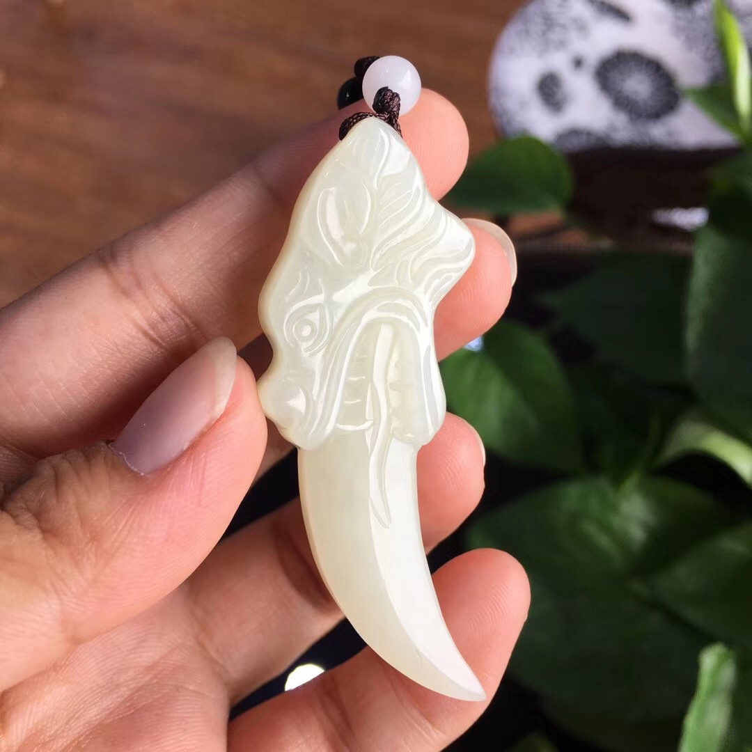 厂价直销天然新疆和田玉狼牙吊坠白玉双面工雕刻男款玉坠送证书
