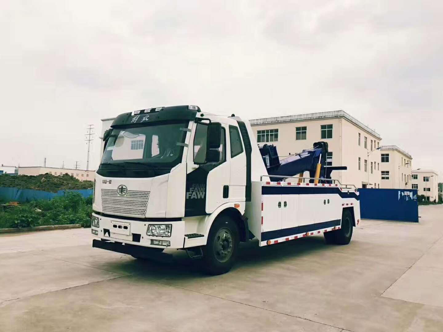 重型清障车 解放清障带吊 路政拖车 高速拖车/道路救援拖车