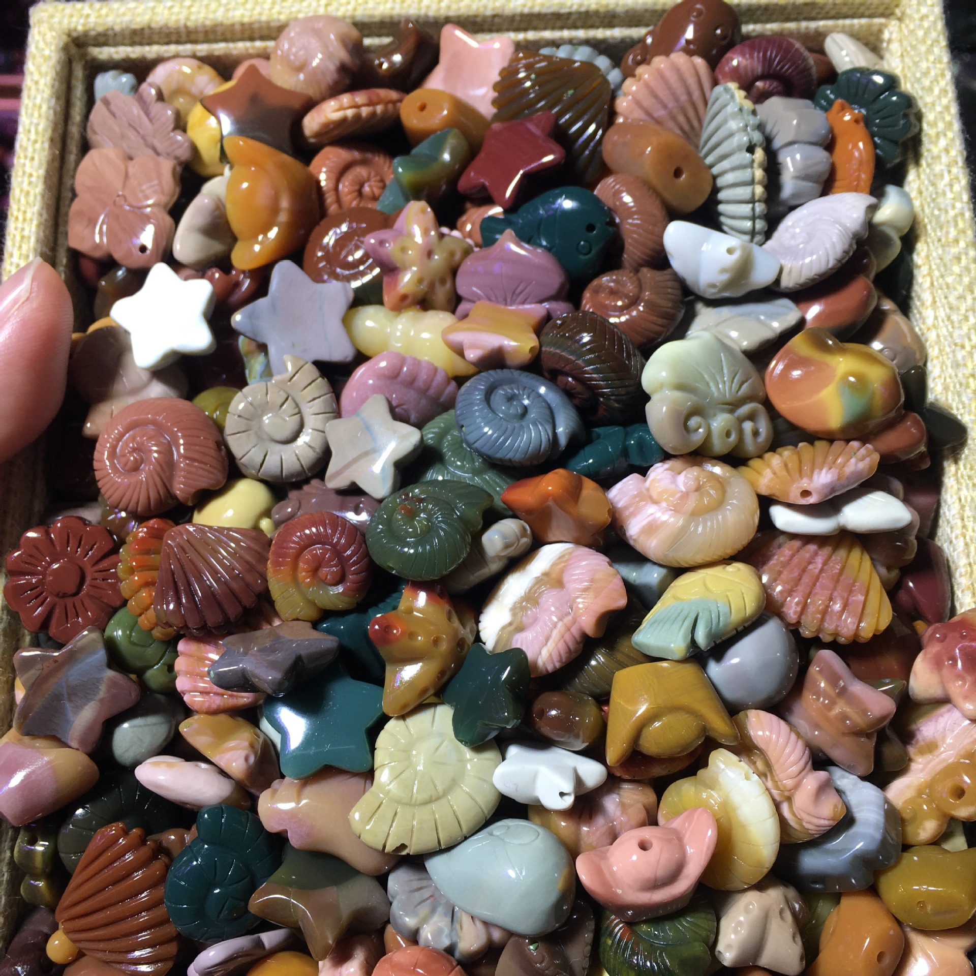 天然戈壁滩精美阿拉善玛瑙雕刻件 阿拉善小雕件题材丰富小配饰