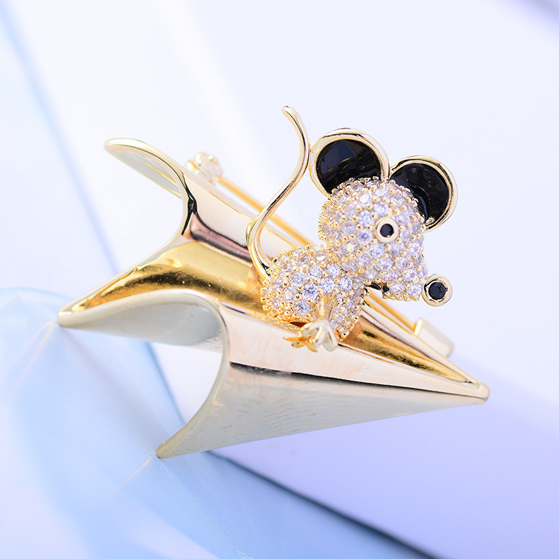 新款个性卡通动物生肖老鼠胸花气质时尚配饰锆石飞机胸针别针批发